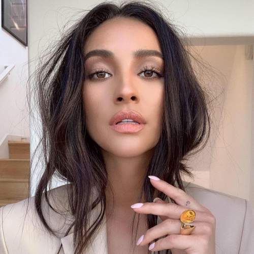 Shay Mitchell measurements, bio, height, weight, shoe and bra size