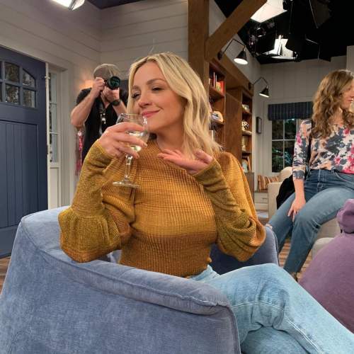 Abby Elliott's measurements, bio, height, weight, shoe, and bra size