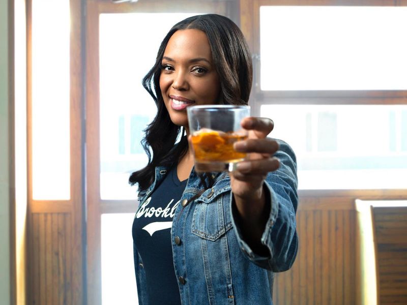 Aisha Tyler's measurements, bio, height, weight, shoe and bra size