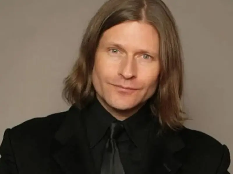 Crispin Glover measurements, bio, height,weight, shoe size