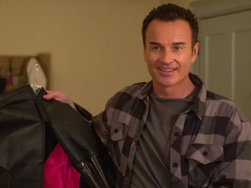 Julian McMahon measurements, bio, height, weight, shoe size