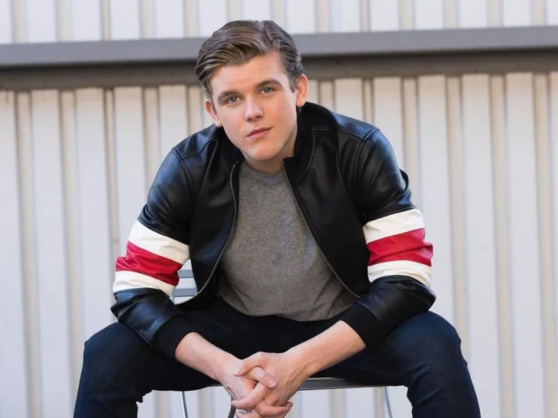 Sean Ryan Fox measurements, bio, height, weight, shoe size