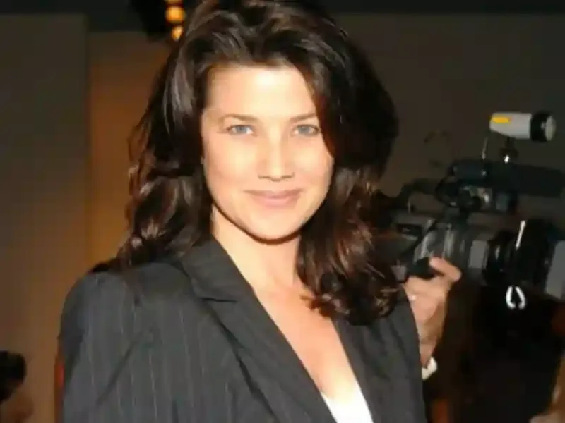 Daphne Zuniga Measurements, bio, height, weight, shoe and bra size