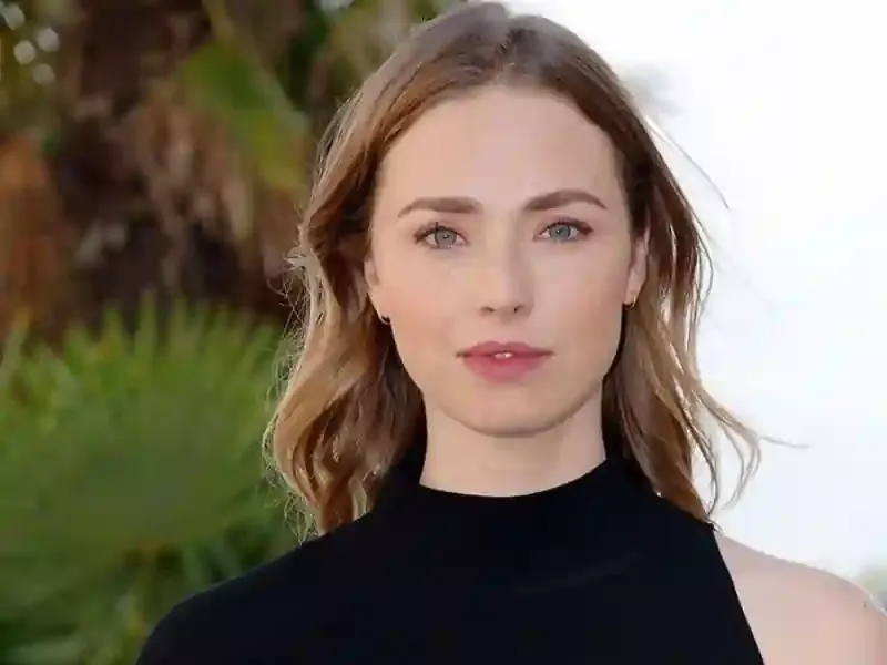 Freya Mavor Measurements, bio, height, weight, shoe and bra size