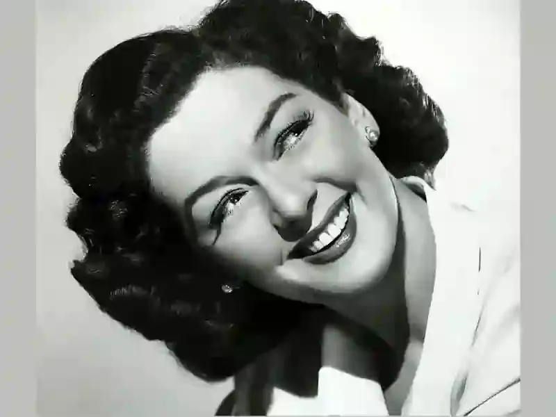 Rosalind Russell Measurements, bio, height, weight, shoe and bra size