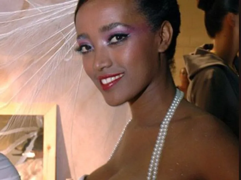 Esti Mamo Measurements, bio, height, weight, shoe and bra size