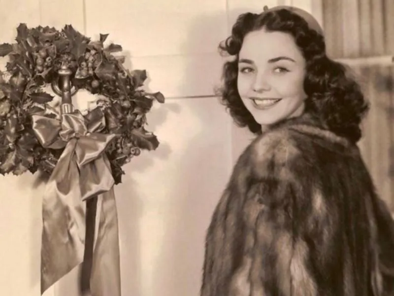 Jennifer Jones Measurements, bio, height, weight, shoe and bra size